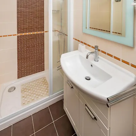 3 Bedroom Cozy In Apartment