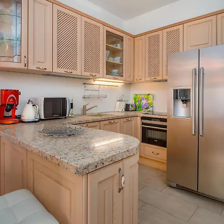 3 Bedroom Cozy In *